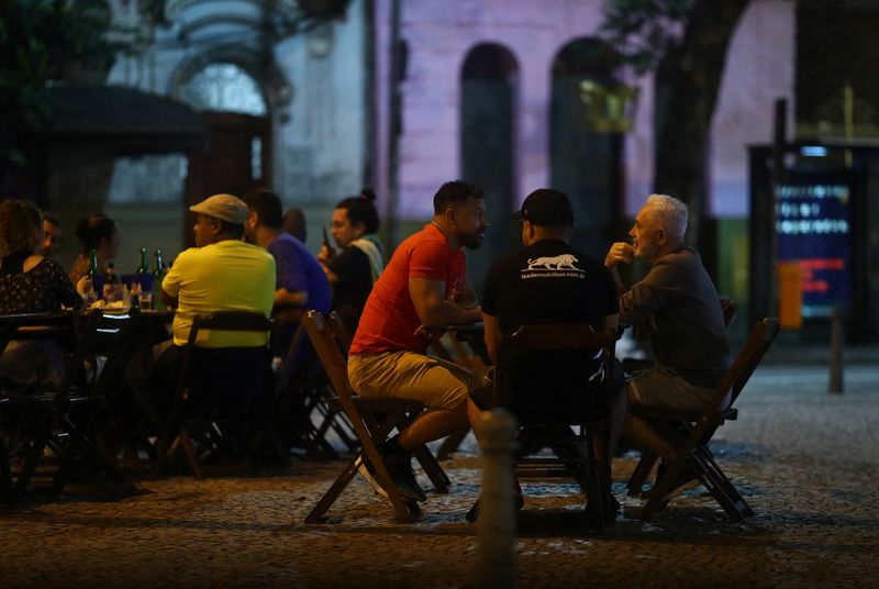 © Reuters. 13/05/2021
Consumidores em bar do Rio de Janeiro
REUTERS/Pilar Olivares