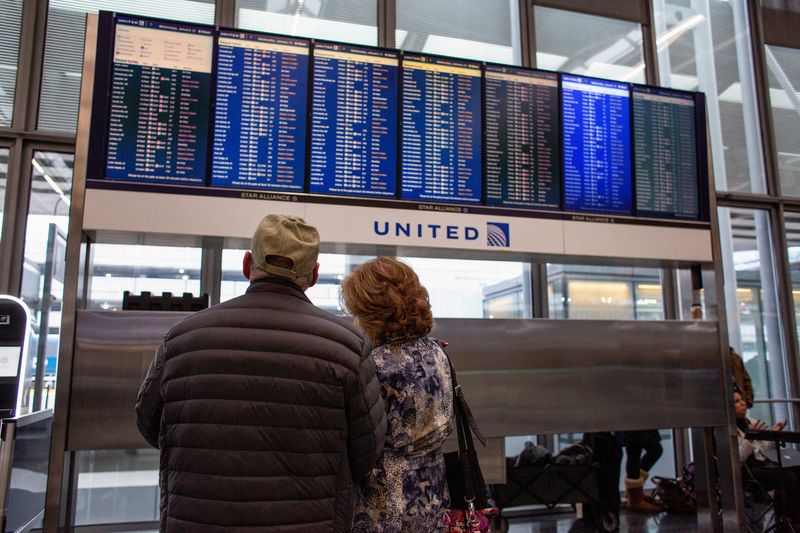 © Reuters. Passageiros aguardam retomada de voos no aeroporto internacional O’Hare, em Chicago
11/01/2023 REUTERS/Jim Vondruska