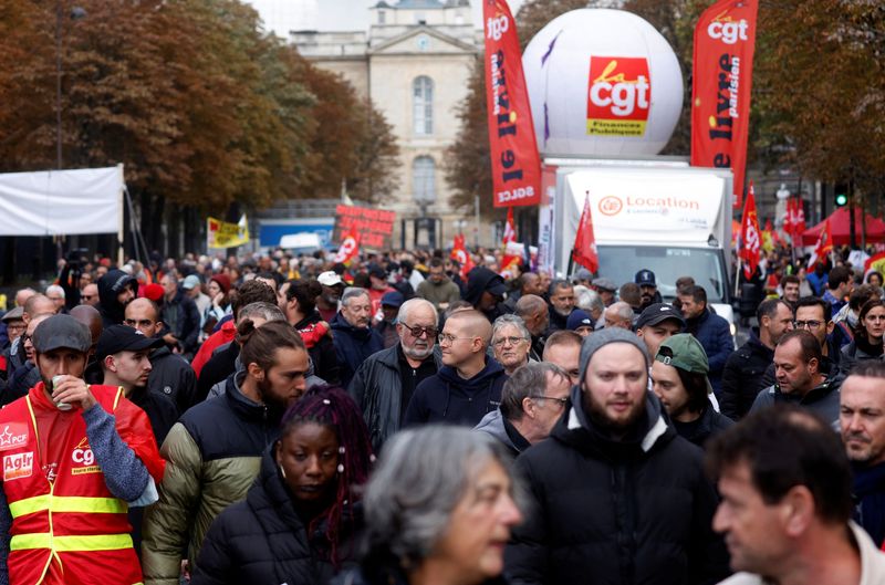 &copy; Reuters. FOTO DE ARCHIVO: Manifestantes y trabajadores del sindicato francés CGT asisten a una manifestación en el marco de una jornada de huelga y protestas en todo el país para presionar por medidas del Gobierno que aborden la inflación, los derechos de los 