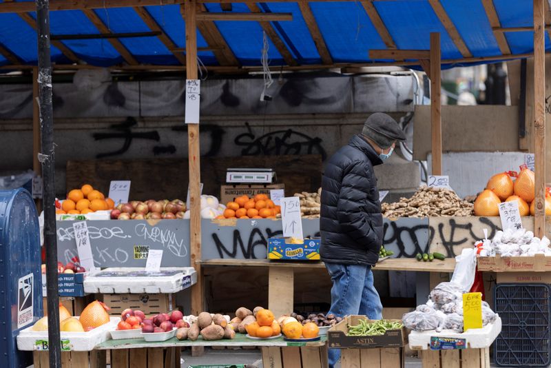 &copy; Reuters. A person walks past a stall selling fruit and vegetables in Manhattan, New York City, U.S., March 28, 2022. REUTERS/Andrew Kelly