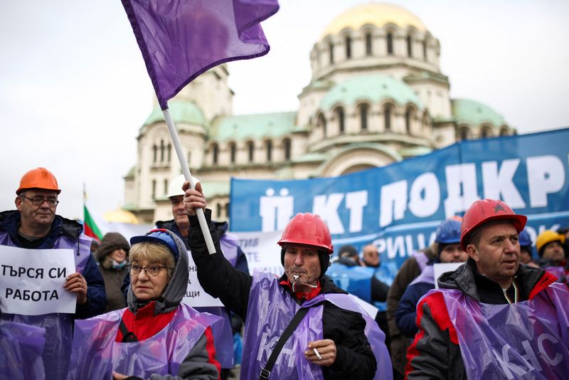 &copy; Reuters. FOTO DE ARCHIVO: Mineros y trabajadores del sector eléctrico durante una manifestación frente al Parlamento búlgaro en defensa del carbón en Sofía, Bulgaria, el 12 de enero de 2023. REUTERS/Spasiyana Sergieva