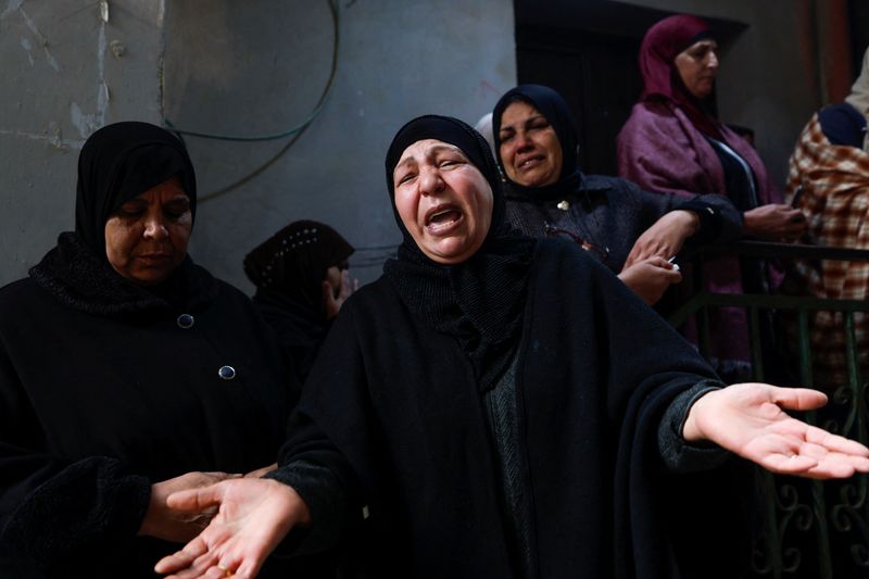 © Reuters. امرأة تنتحب خلال جنازة فلسطيني قتلته قوات إسرائيلية بالقرب من رام الله يوم الخميس. تصوير: محمد تركمان - رويترز. 