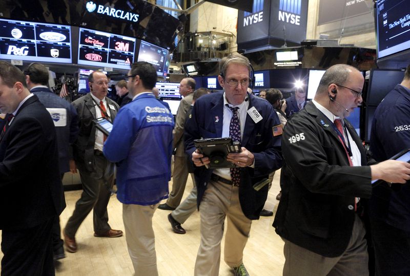 &copy; Reuters. Photo des traders sur le parquet de la Bourse de New York (NYSE) peu après la cloche d'ouverture de la séance de négociation. /Photo prise le 7 janvier 2016 à New York, États-Unis/REUTERS/Brendan McDermid