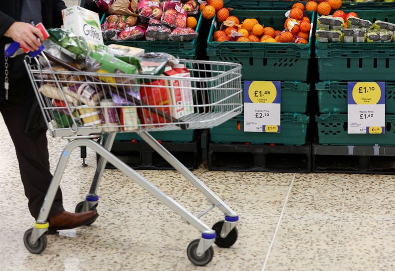&copy; Reuters. Un uomo con un carrello pieno in un supermercato Tesco a Londra. REUTERS/Paul Childs