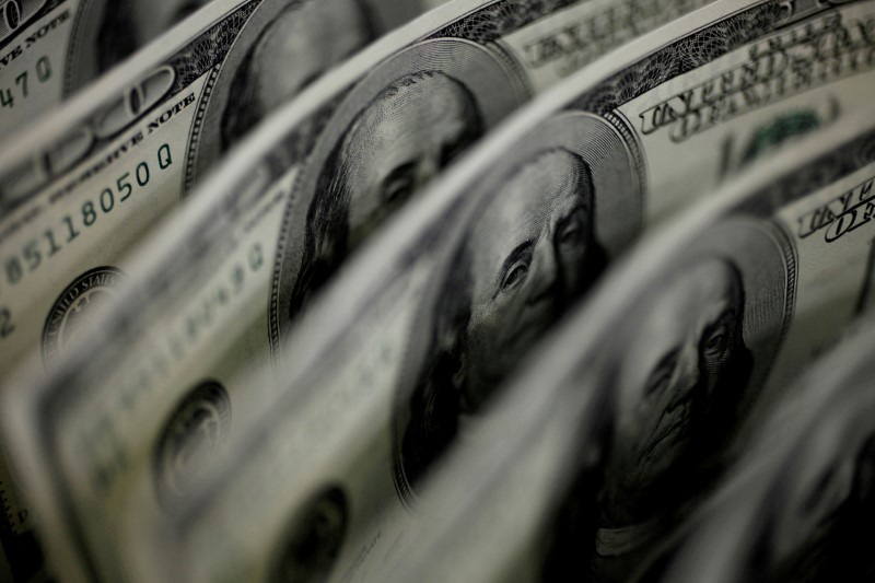 © Reuters. أوراق نقد من فئة المئة دولار في صورة من أرشيف رويترز.