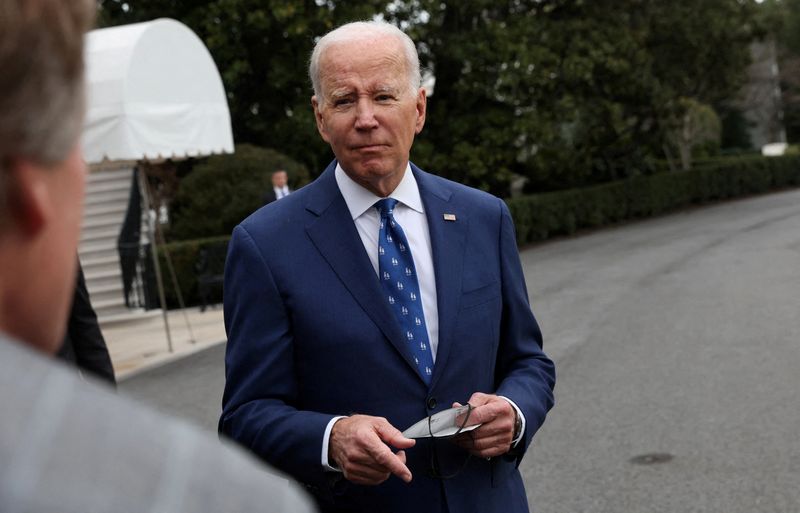 &copy; Reuters. FILE PHOTO: U.S. President Joe Biden speaks to the news media before boarding Marine One for travel to Kentucky from the South Lawn of the White House, in Washington, U.S., January 4, 2023. REUTERS/Leah Millis