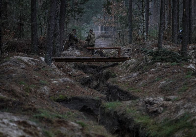 &copy; Reuters. Ukrainian servicemen from the Volyn Territorial Defence brigade are seen on their positions near the border with Belarus, amid Russia's attack on Ukraine, in Volyn region, Ukraine January 12, 2023. REUTERS/Gleb Garanich