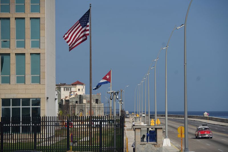 &copy; Reuters. FOTO DE ARCHIVO-Un coche de época pasa junto a la Embajada de Estados Unidos en La Habana, Cuba. 15 de junio de 2022. REUTERS/Alexandre Meneghini