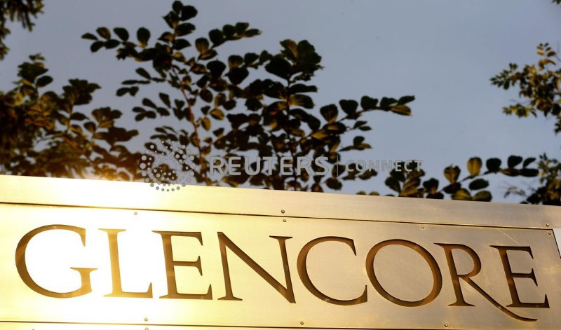 &copy; Reuters. FOTO DE ARCHIVO: El logotipo del operador de materias primas Glencore frente a la sede de la empresa en Baar, Suiza. 18 de julio de 2017.  REUTERS/Arnd Wiegmann/