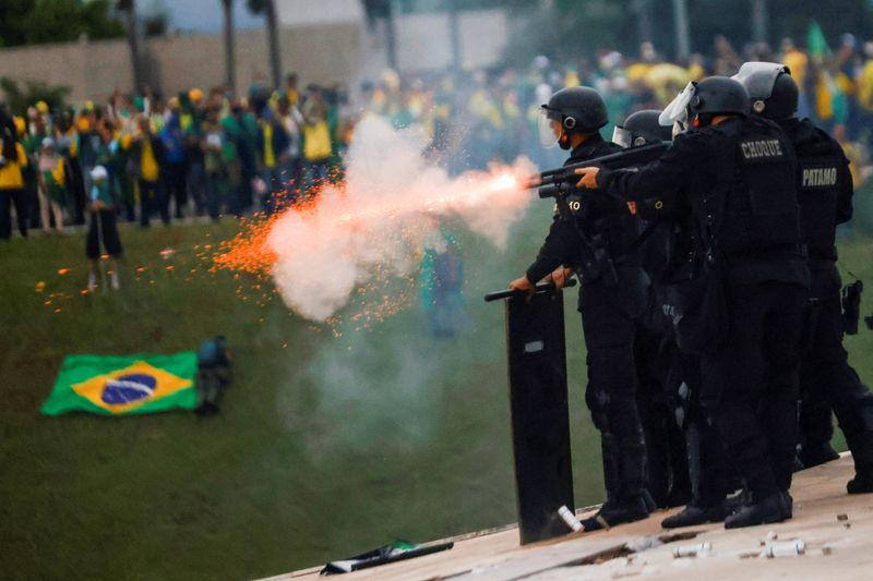 &copy; Reuters. Photo des partisans de l'ancien président brésilien Jair Bolsonaro qui manifestent contre le président Luiz Inacio Lula da Silva à Brasilia. /Photo prise le 8 janvier 2023 à Brasilia, Brésil/REUTERS/Adriano Machado