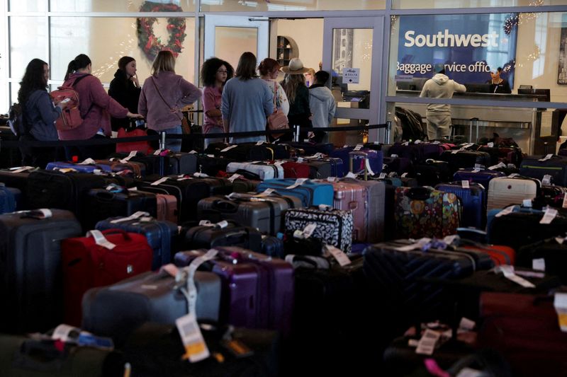 © Reuters. FILE PHOTO: Southwest Airlines passengers wait in line at the baggage services office after U.S. airlines, led by Southwest, canceled thousands of flights due to a massive winter storm which swept over much of the country before and during the Christmas holiday weekend, at Dallas Love Field Airport in Dallas, Texas, U.S., December 28, 2022.  REUTERS/Shelby Tauber//File Photo