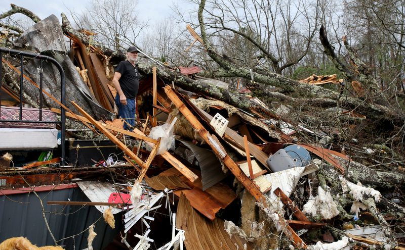 &copy; Reuters. أحد السكان في منطقة قريبة من مقاطعة هايل بولاية ألاباما الأمريكية يتفقد حطام منزله الذي دمر بعد سقوط شجرة عليه في الإعصار الذي ضرب المنطقة ي