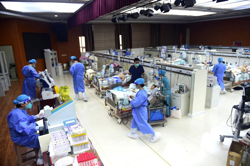 © Reuters. Medical workers attend to patients of the coronavirus disease (COVID-19) at an intensive care unit (ICU) converted from a conference room, at a hospital in Cangzhou, Hebei province, China January 11, 2023. China Daily via REUTERS