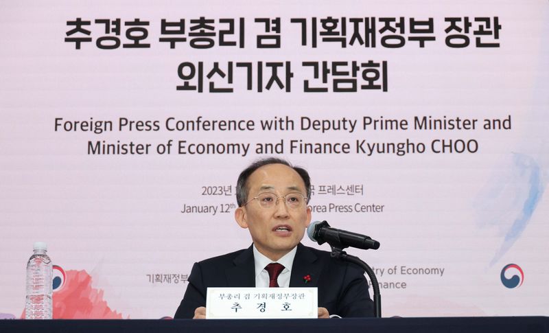 © Reuters. Choo Kyung-ho, South Korean deputy prime minister and minister of economy and finance, speaks during a news conference with foreign media in Seoul, South Korea, January 12, 2023. Yonhap via REUTERS   