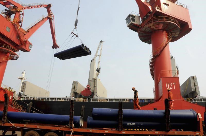 &copy; Reuters. 　１月１３日、中国税関総署が発表した２０２２年１２月の銅輸入（未加工銅および銅製品）は前年比１２．７％減の５１万４０４９トンだった。写真は江蘇省の港で２０１３年９月撮影。