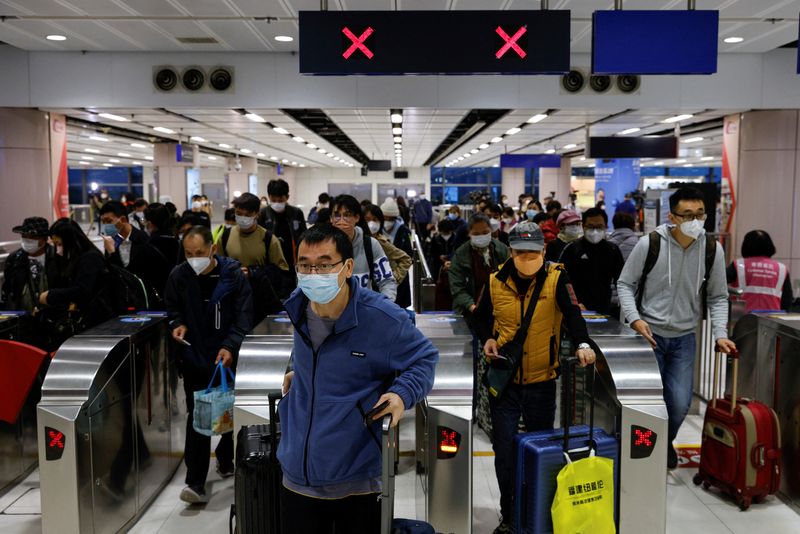 &copy; Reuters. Travellers arrive at Hong Kong's Lok Ma Chau border checkpoint on the first day China reopens the border amid the coronavirus disease (COVID-19) pandemic in Hong Kong, China, January 8, 2023. REUTERS/Tyrone Siu