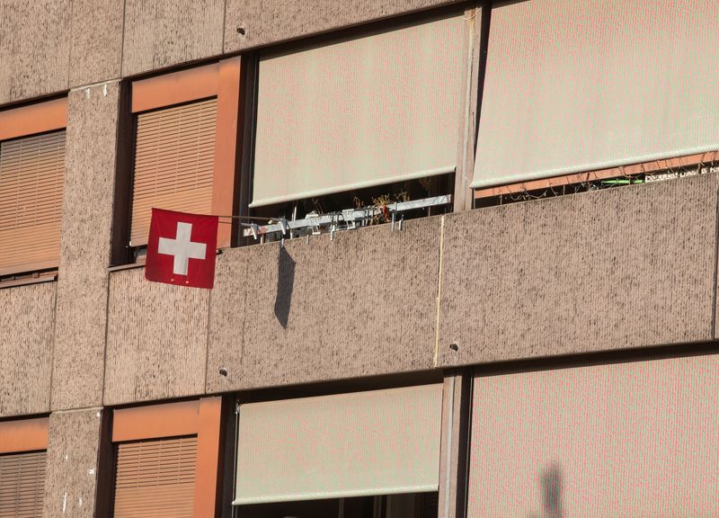 © Reuters. Switzerland's national flag flies in front of a balcony at a residential building in Zurich, Switzerland October 6, 2022.  REUTERS/Arnd Wiegmann