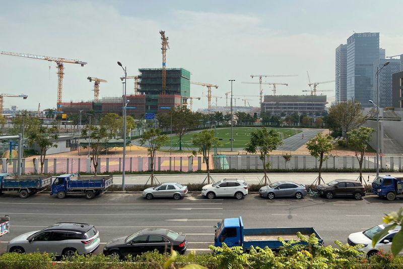 © Reuters. FILE PHOTO: Real estate projects under construction are seen in the Shekou area of Shenzhen, Guangdong province, China November 19, 2021. Picture taken November 19, 2021. REUTERS/David Kirton/File Photo