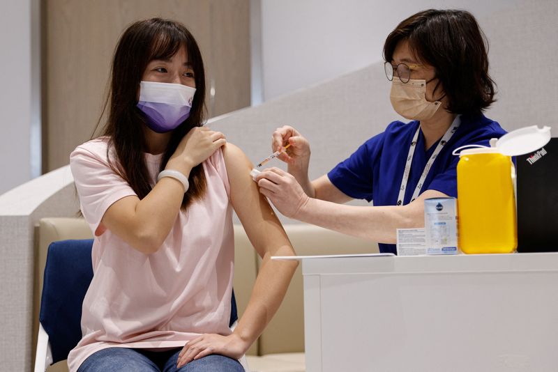 &copy; Reuters. مواطنة من البر الرئيس الصيني تتلقى لقاحا مضادا لفيروس كورونا بعيادة خاصة في هونج كونج يوم الخميس. تصوير: تايرون سيو - رويترز.