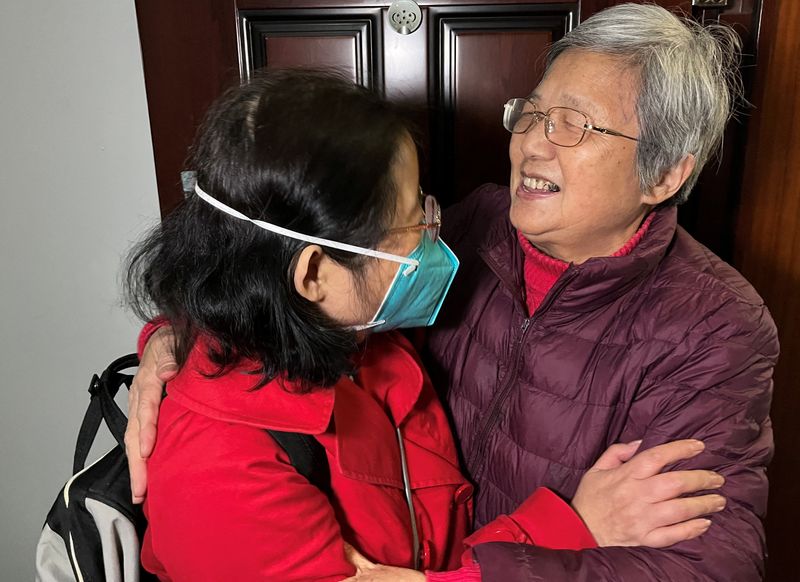 &copy; Reuters. Chu Wenhong hugs her mother as she arrives from Singapore ahead of the Chinese Lunar New Year, her first time home since the coronavirus disease (COVID-19) pandemic, in Shanghai, China January 12, 2023. REUTERS/Xihao Jiang