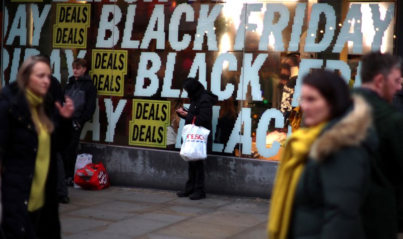 &copy; Reuters. أشخاص يمرون أمام متجر يقدم تخفيضات بمناسبة يوم الجمعة السوداء في مدينة مانشستر الإنجليزية يوم 26 نوفمبر تشرين الثاني 2022. تصوير: فيل نوبل - روي