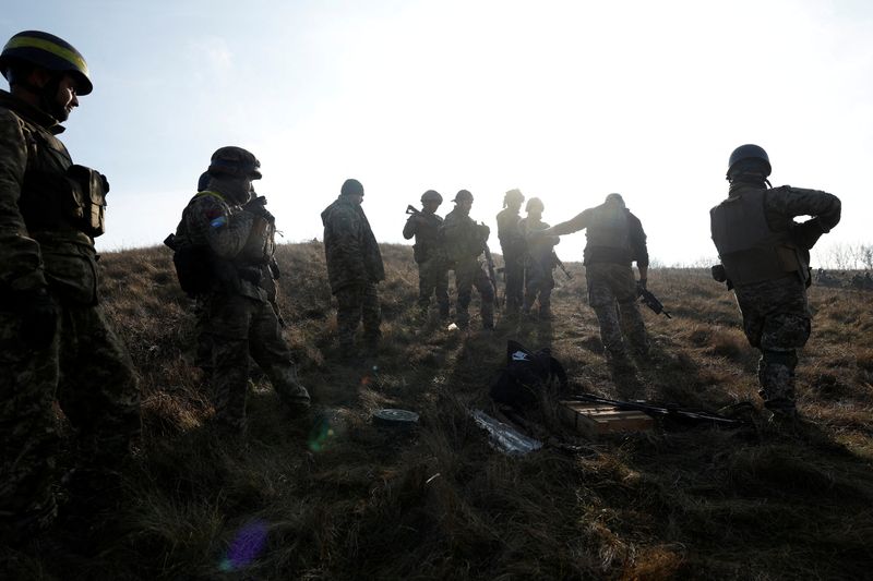 &copy; Reuters. Des soldats font des manoeuvres près de la frontière, non loin de Kreminna, Ukraine. /Photo prise le 3 janvier 2023/ REUTERS/Clodagh Kilcoyne 