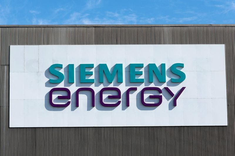 &copy; Reuters. شعار شركة سيمنس اللطاقة في أحد مواقعها بمدينة في ألمانيا يوم الثالث من أغسطس آب 2022. تصوير: فولفجانج راتاي - رويترز.