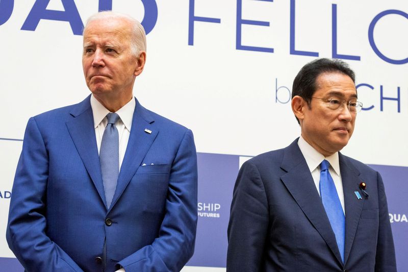 &copy; Reuters. الرئيس الأمريكي جو بايدن ورئيس الوزراء الياباني فوميو كيشيدا يحضران حفلا في طوكيو يوم 24 مايو أيار 2022 في صورة لرويترز من ممثل لوكالات الأنبا