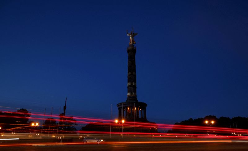 &copy; Reuters. سيارات في طريق ببرلين ويظهر خفض الأنوار لتوفير الطاقة في صورة التقطت يوم السادس من أغسطس آب 2022. تصوير: ليسي نيسنر - رويترز.
