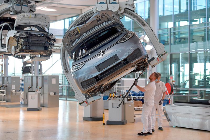 © Reuters. FILE PHOTO: Technicians work in the assembly line of German carmaker Volkswagen's electric ID. 3 car in Dresden, Germany, June 8, 2021. REUTERS/Matthias Rietschel/File Photo