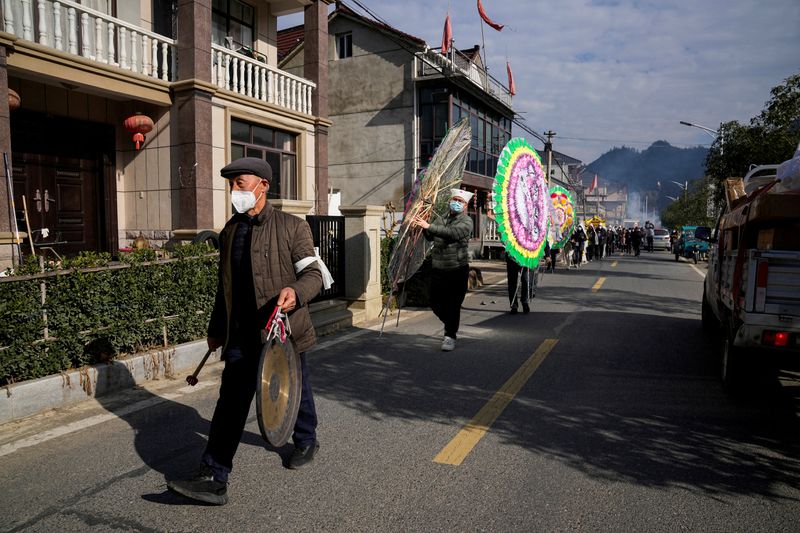 &copy; Reuters. Des funerailles suite à l'épidémie de COVID-19 dans un village de la province du Zhejiang, Chine. /Photo publiée le 9 janvier 2023/REUTERS/Aly Song