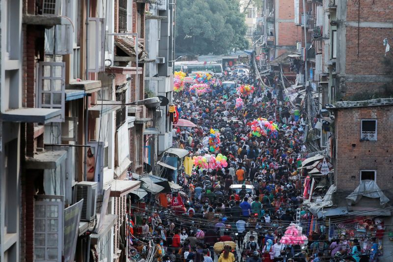&copy; Reuters. FILE PHOTO-Shoppers crowd at a market in Lagankhel, one of the busiest market in the country, during "Dashain", the biggest religious festival of Hindus, amid the coronavirus disease (COVID-19) outbreak in Lalitpur, Nepal, October 8, 2021. REUTERS/Navesh 