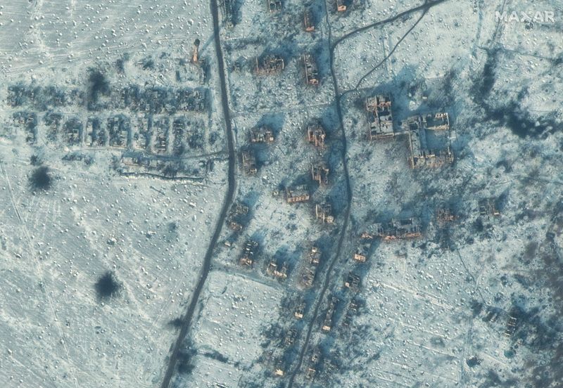 &copy; Reuters. Une vue satellite montre une école et des bâtiments détruits dans le sud de Soledar, en Ukraine. /Photo prise le 10 janvier 2023/REUTERS/Image satellite 2023 Maxar Technologies