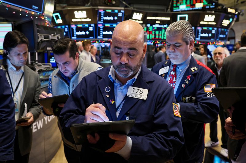 &copy; Reuters. Traders work on the floor of the New York Stock Exchange (NYSE) in New York City, U.S., December 7, 2022.  REUTERS/Brendan McDermid