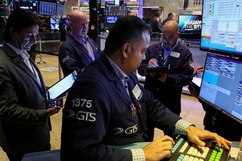 © Reuters. Traders work at the post where Carvana Co. is traded on the floor of the New York Stock Exchange (NYSE) in New York City, U.S., December 7, 2022.  REUTERS/Brendan McDermid