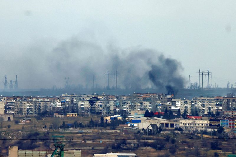 &copy; Reuters. Pinnacchi di fumo dalla città di Soledar, sotto attacco da parte dell'esercito russo, vicino Bakhmut, in Ucraina. REUTERS/Clodagh Kilcoyne