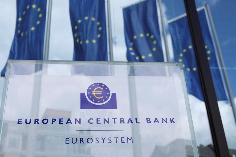 &copy; Reuters. Des drapeaux européens devant le bâtiment de la Banque centrale européenne à Francfort, en Allemagne. /Photo prise le 21 juillet 2022/REUTERS/Wolfgang Rattay