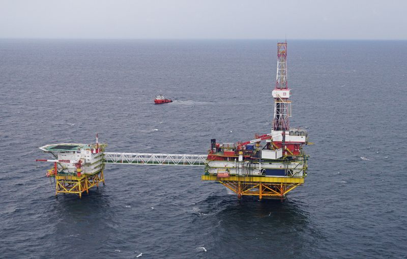 &copy; Reuters. FILE PHOTO: An oil platform operated by Lukoil company is pictured from a helicopter carrying members of a local election committee and journalists during the early voting for the parliamentary election, at the Kravtsovskoye oilfield in the Baltic Sea, Ru
