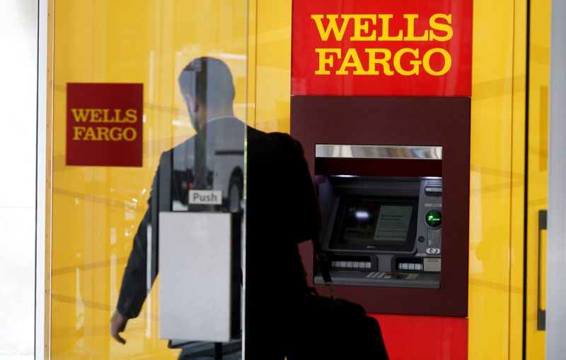 &copy; Reuters. Un homme passe devant un distributeur de billets de la banque Wells Fargo & Co. à Denver. /Photo prise le 13 avril 2016/ REUTERS/Rick Wilking