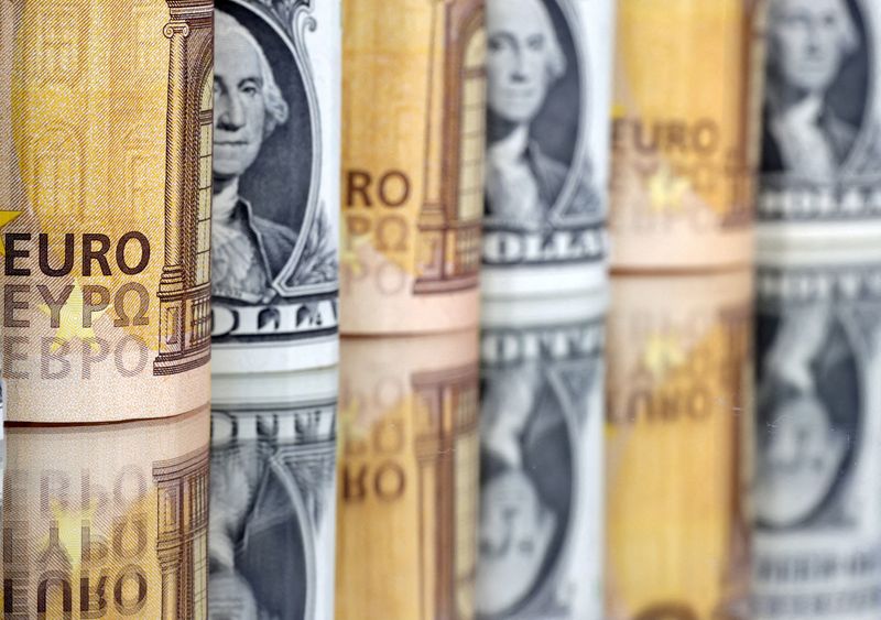 &copy; Reuters. FOTO DE ARCHIVO: Billetes de dólares estadounidenses y euros se ven en esta ilustración tomada el 17 de julio de 2022. REUTERS/Dado Ruvic/Ilustración