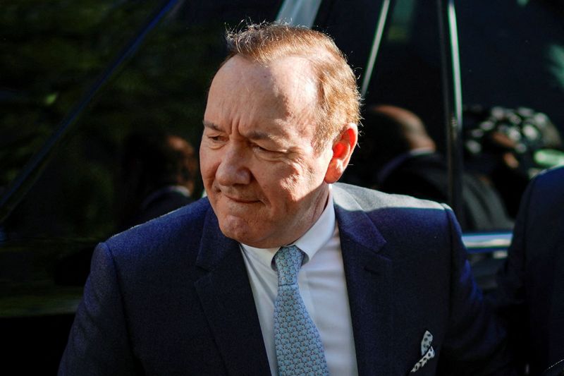 © Reuters. FILE PHOTO: Actor Kevin Spacey arrives at the Manhattan Federal Court for his sex abuse trial in New York, U.S., October 6, 2022. REUTERS/Eduardo Munoz/File Photo