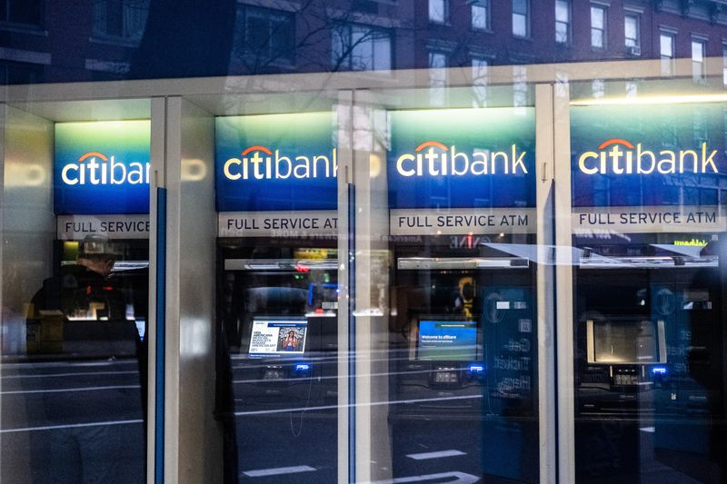&copy; Reuters. FOTO DE ARCHIVO: Cajeros automáticos del banco Citi son vistos en la ciudad de Nueva York, Estados Unidos. 17 de marzo, 2020. REUTERS/Jeenah Moon/Archivo