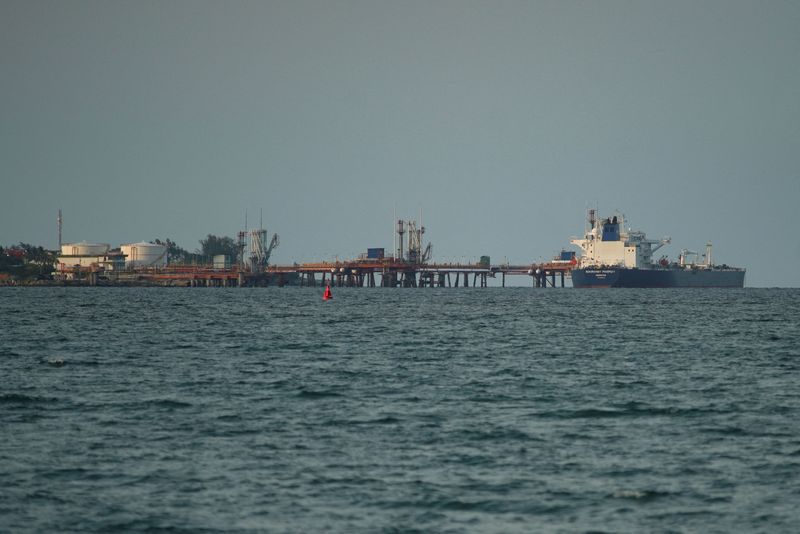 ЭКСКЛЮЗИВ - Российская нефть отправляется в Азию на китайских VLCC из-за нехватки судов