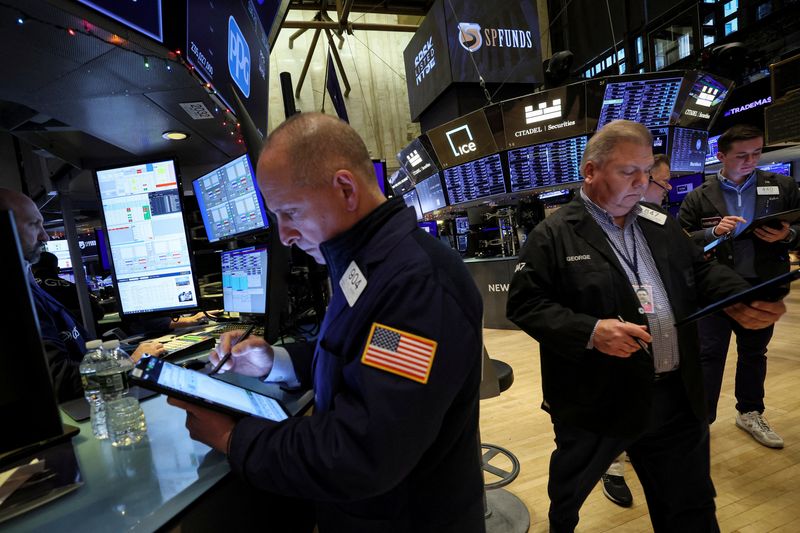 © Reuters. Traders work on the floor of the New York Stock Exchange (NYSE) in New York City, U.S., November 29, 2022.  REUTERS/Brendan McDermid