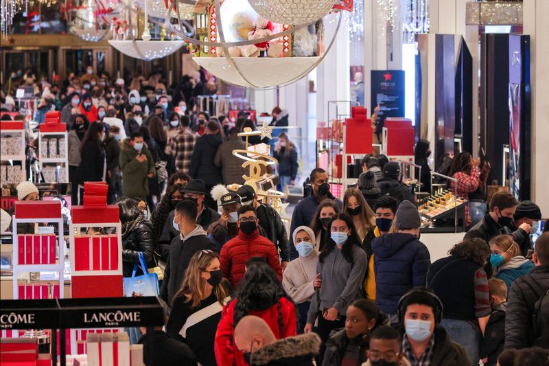 &copy; Reuters. People in face masks shop in Macy's Herald Square on the last Saturday before Christmas as the Omicron coronavirus variant continues to spread, in Manhattan, New York City, U.S., December 18, 2021. REUTERS/Andrew Kelly