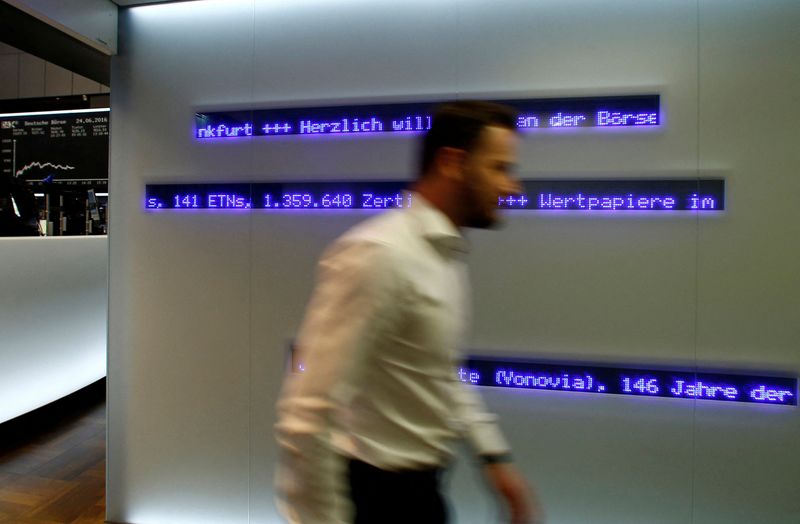 &copy; Reuters. Photo d'un trader qui quitte le parquet de la bourse de Francfort. /Photo prise le 24 juin 2016 à Francfort, Allemagne/REUTERS/Ralph Orlowski