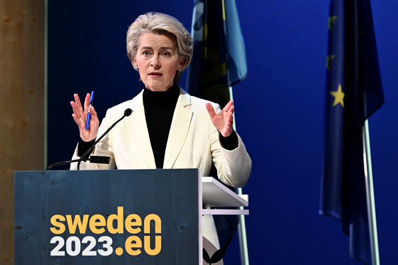 &copy; Reuters. Photo de la présidente de la Commission européenne, Ursula von der Leyen lors d'une conférence de presse à Kiruna, en Suède. /Photo prise le 13 janvier 2023 à Kiruna, Suède/REUTERS/Jonas Ekstromer