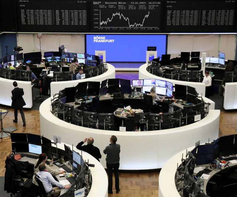 &copy; Reuters. شاشة تعرض بيانات عن مؤشر داكس الألماني في بورصة فرانكفورت يوم الجمعة في صورة لرويترز.