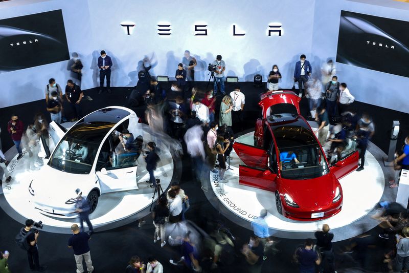 © Reuters. FILE PHOTO: Members of media and guests surround the Tesla Model Y and Model 3 during Thailand Tesla's official launch event in Bangkok, Thailand, December 7, 2022. REUTERS/Athit Perawongmetha/File Photo