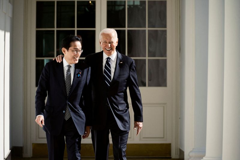 © Reuters. U.S. President Joe Biden and Japanese Prime Minister Fumio Kishida walk through the colonnade on their way to the Oval Office at the White House in Washington, U.S., January 13, 2023. T.J. Kirkpatrick/Pool via REUTERS